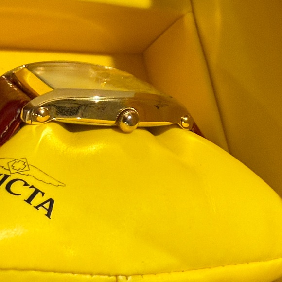 Invicta *Rare Vintage* 9882 Signature Gold Quartz Watch (With Box)(NWT) - Picture 7 of 15